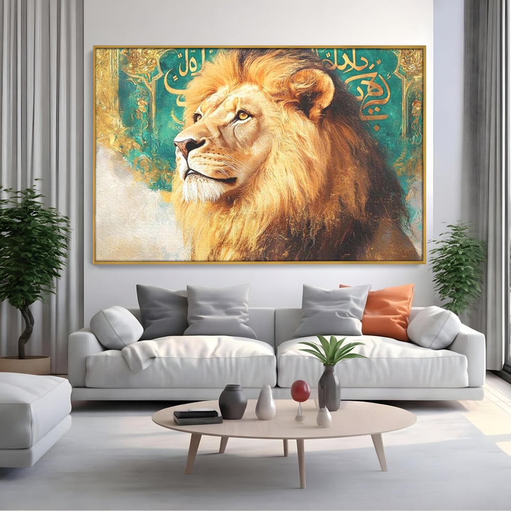 Tablou canvas cu tablou canvas cu leu si scriere, in rama de aluminiu auriu, pe perete intr-un living